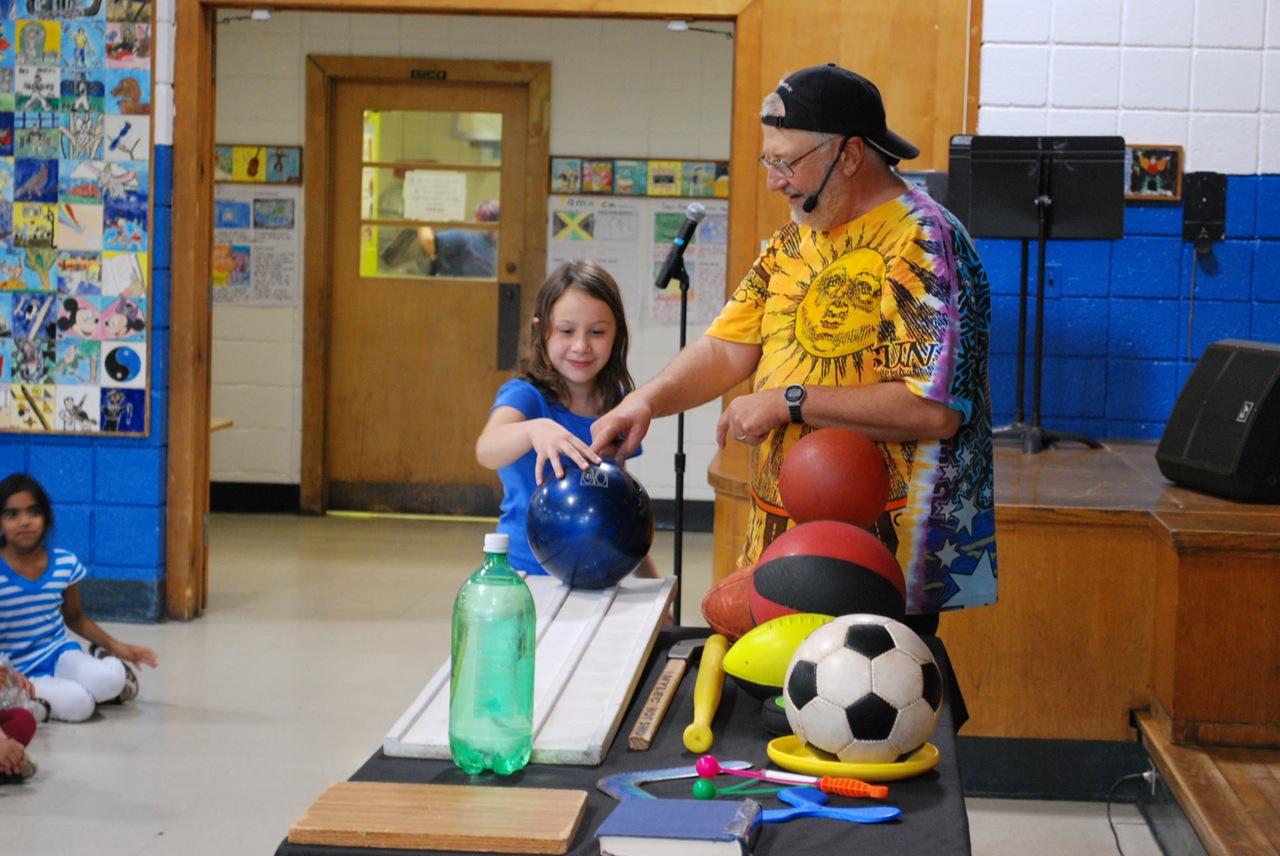 Working together at Manorhaven School. Photo by Vivian Moy.